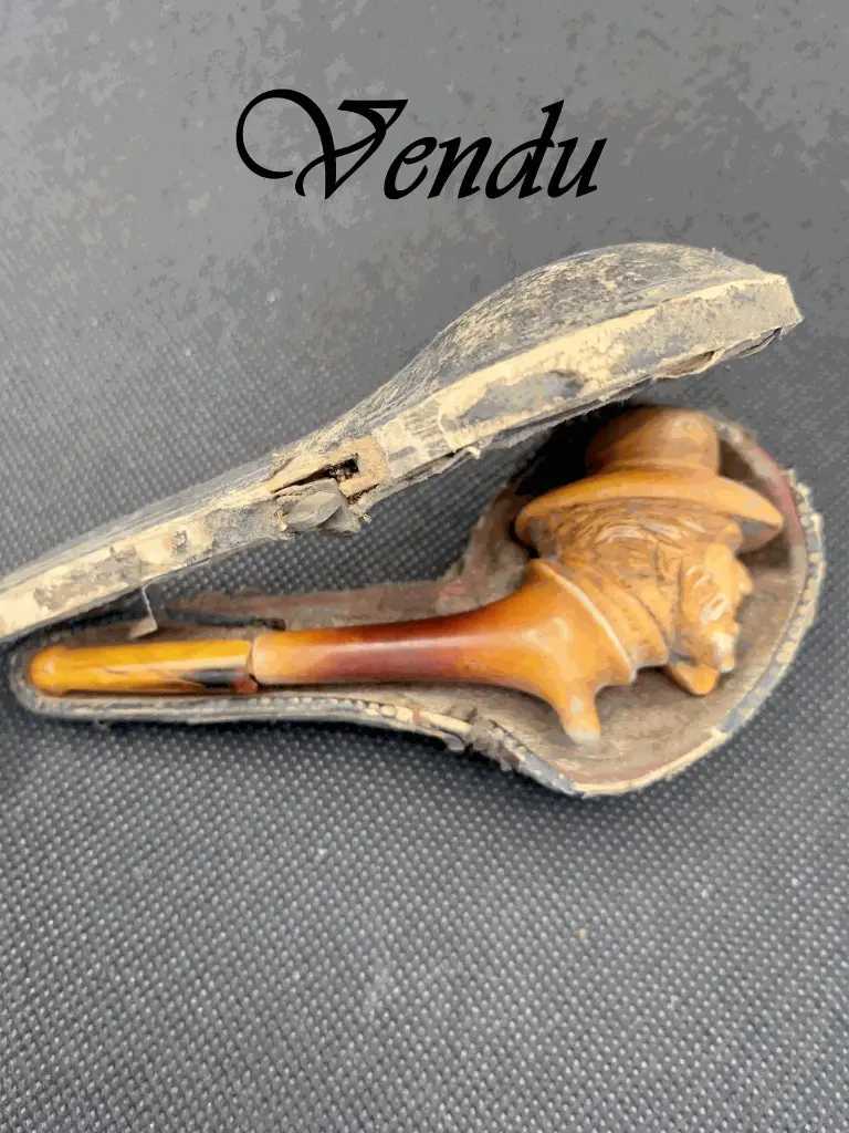 Pipe ancienne à tête sculptée