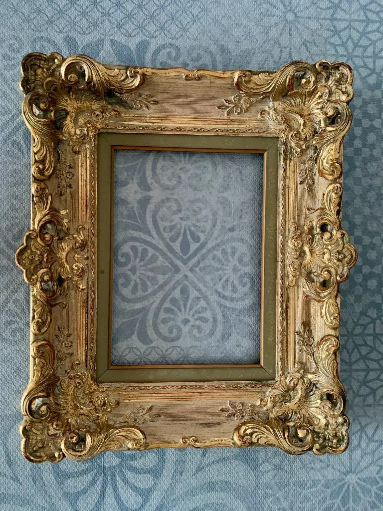 Ancien cadre en bois et stuc doré