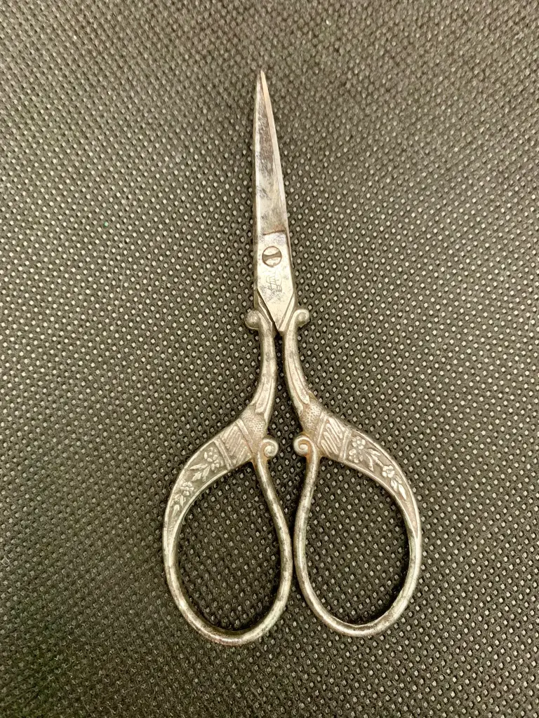 Paire de ciseaux de brodeuse