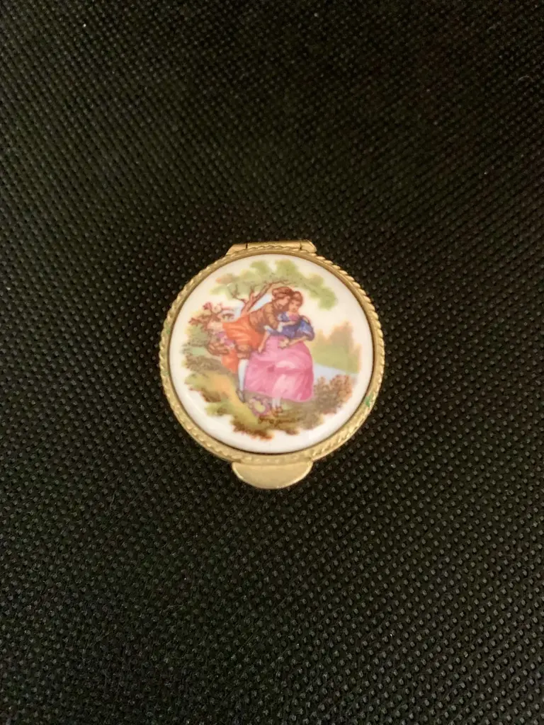 Boîte à pilules en métal doré ouvragé