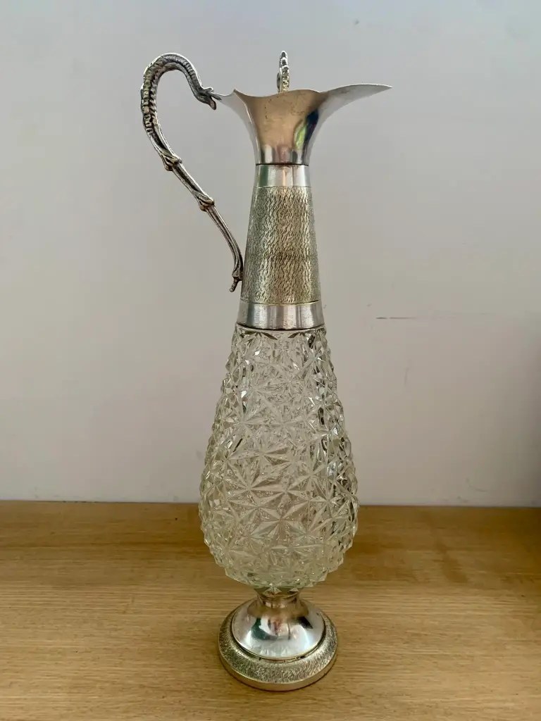 Grande carafe italienne en métal argenté et verre taillé