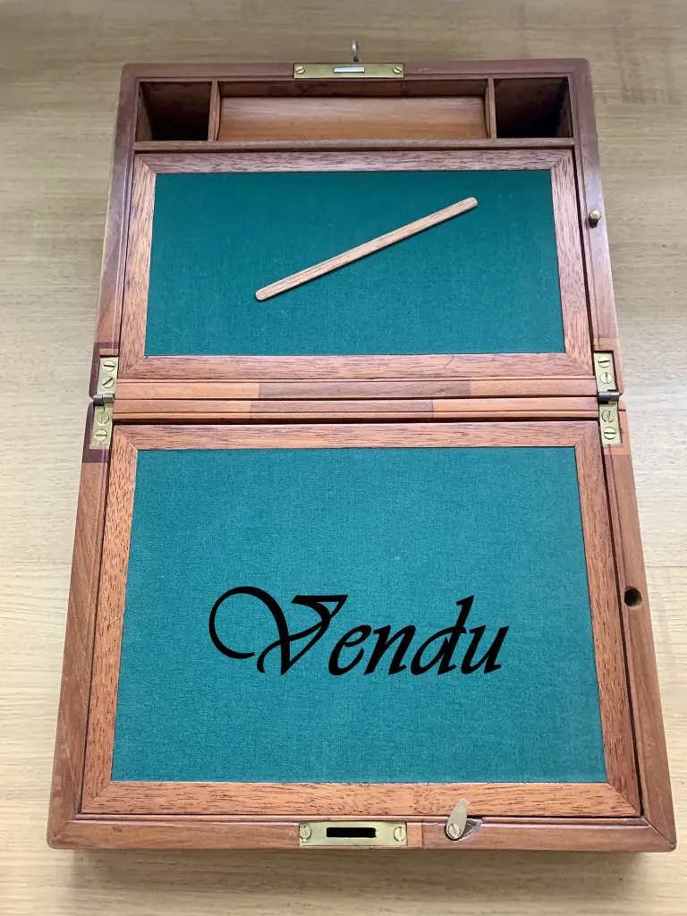 Ancien écritoire de voyage en bois