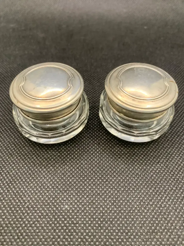 Paire de petits pots en verre avec couvercle en métal argenté