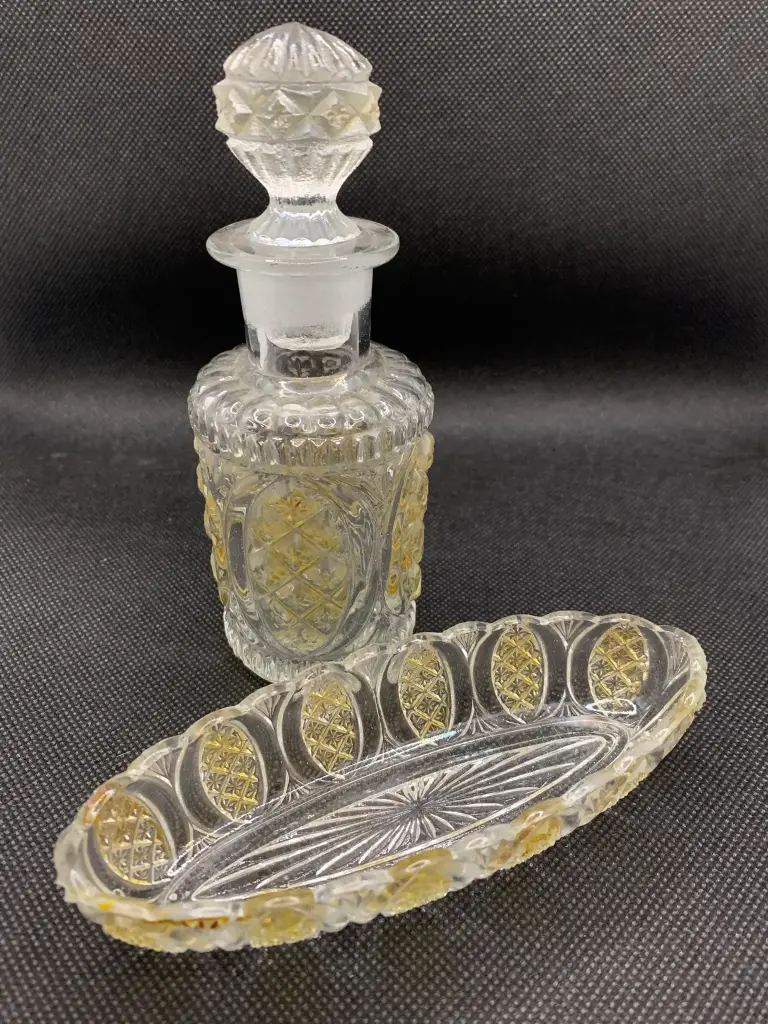 Flacon et coupelle en verre moulé pressé