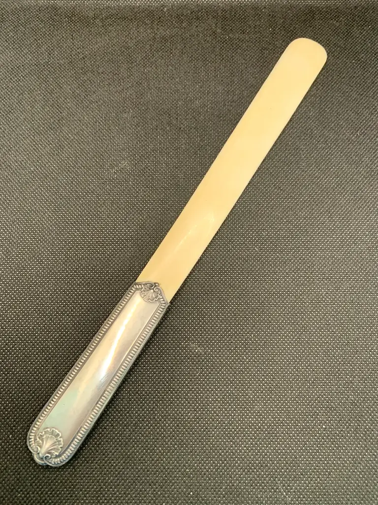 Coupe-papier ancien à manche en métal argenté et lame en os