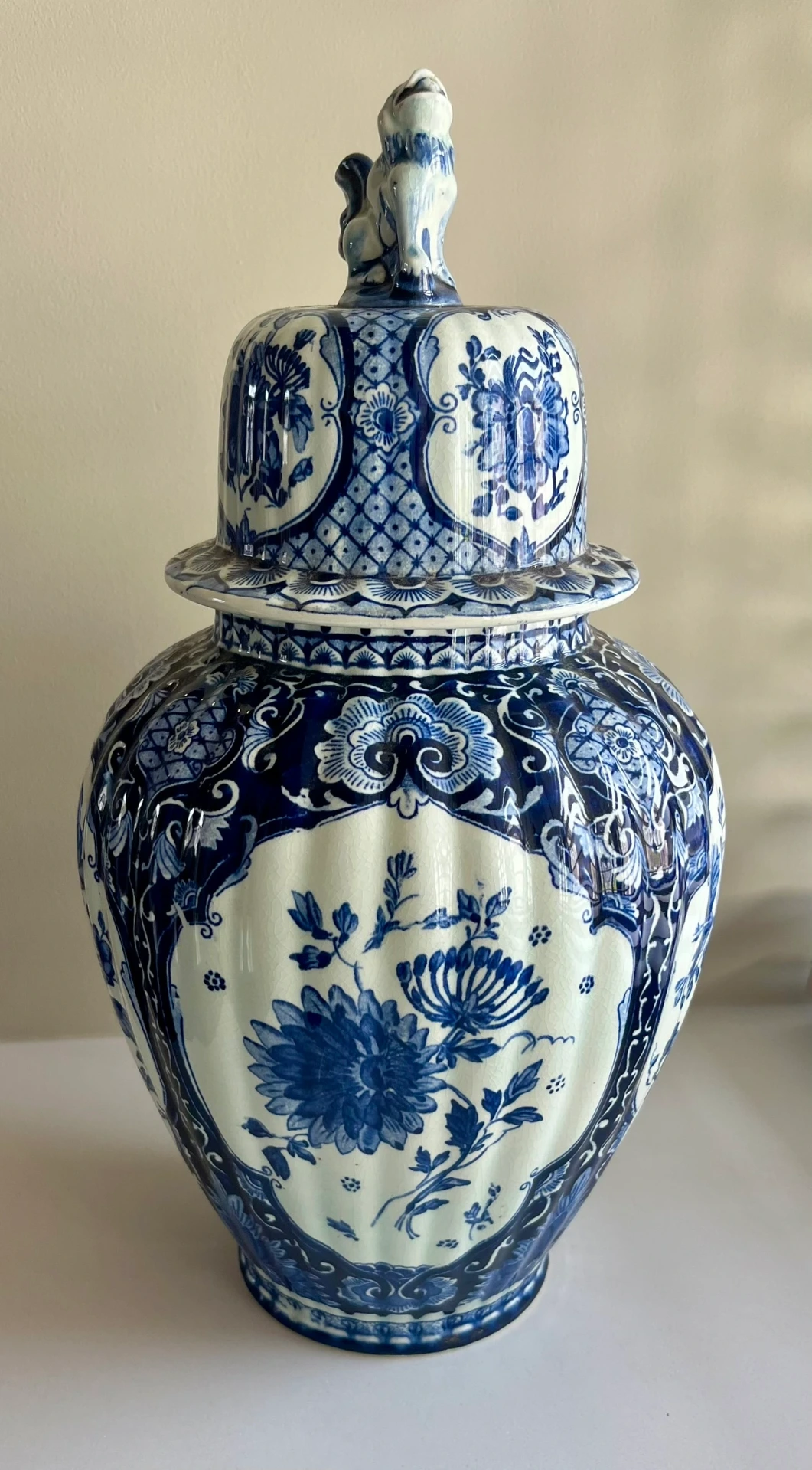 Vase couvert en faïence de Delft