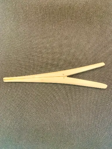 Pince à gants en os
