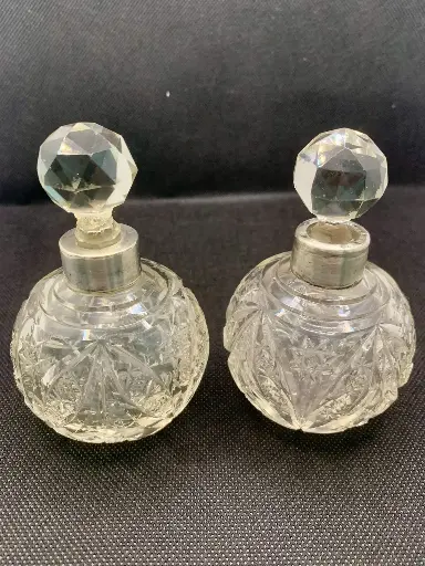 Paire de flacons à parfum en verre taillé et argent