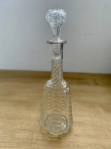 Carafe en verre soufflé-moulé, attribuée à la verrerie Legras