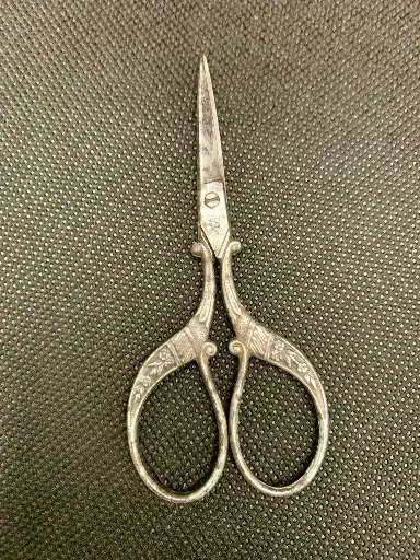 Paire de ciseaux de brodeuse
