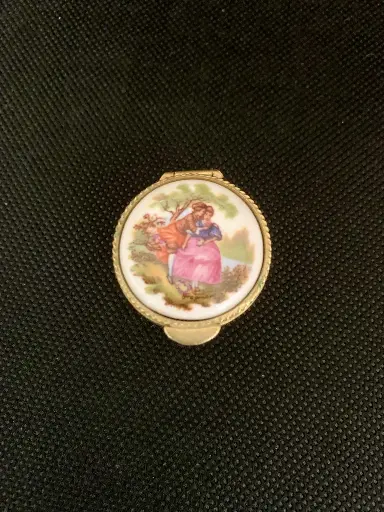 Boîte à pilules en métal doré ouvragé