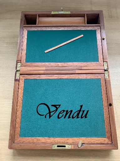 Ancien écritoire de voyage en bois