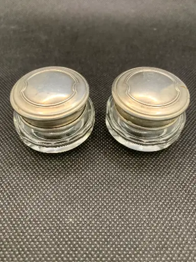 Paire de petits pots en verre avec couvercle en métal argenté