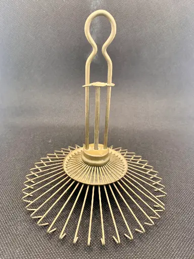 Ancienne pièce de machine à tricoter automatique